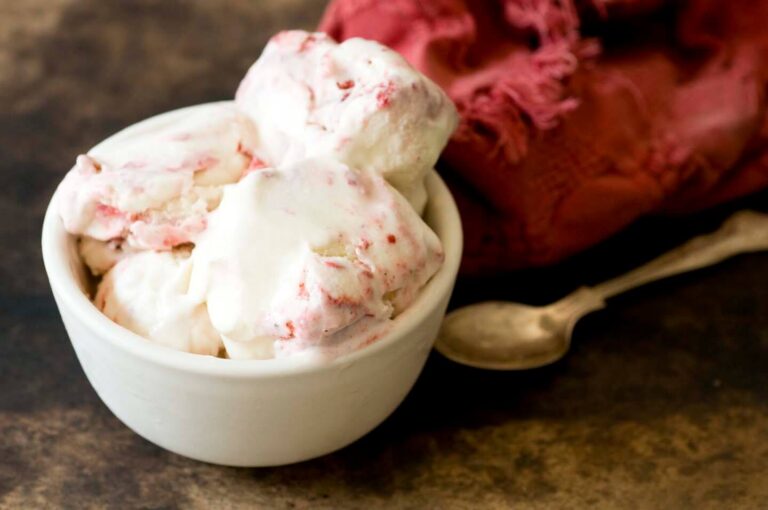 Strawberry ice cream with guajillo chile and lime