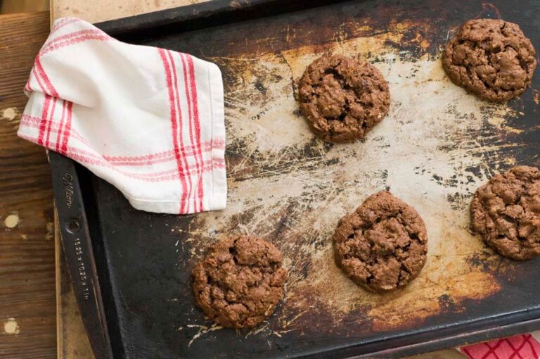 Spicy chocolate pecan cookies