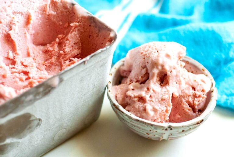 Strawberry frozen yogurt