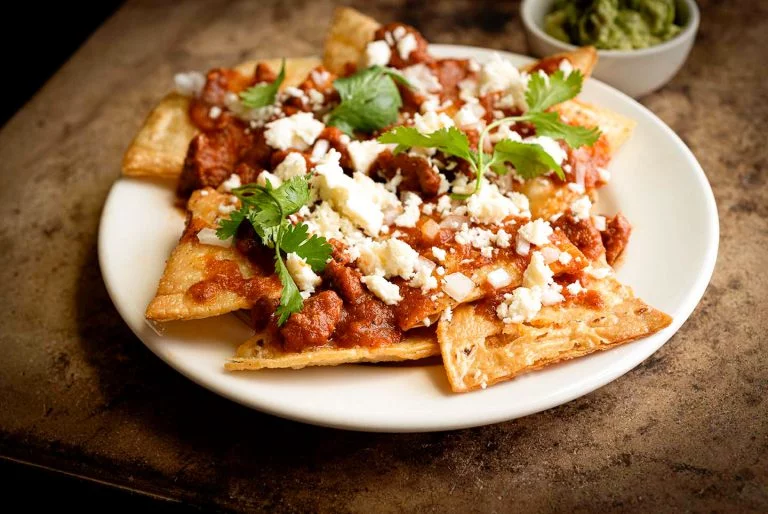 Chilaquiles toluqueños (chilaquiles with chorizo salsa)